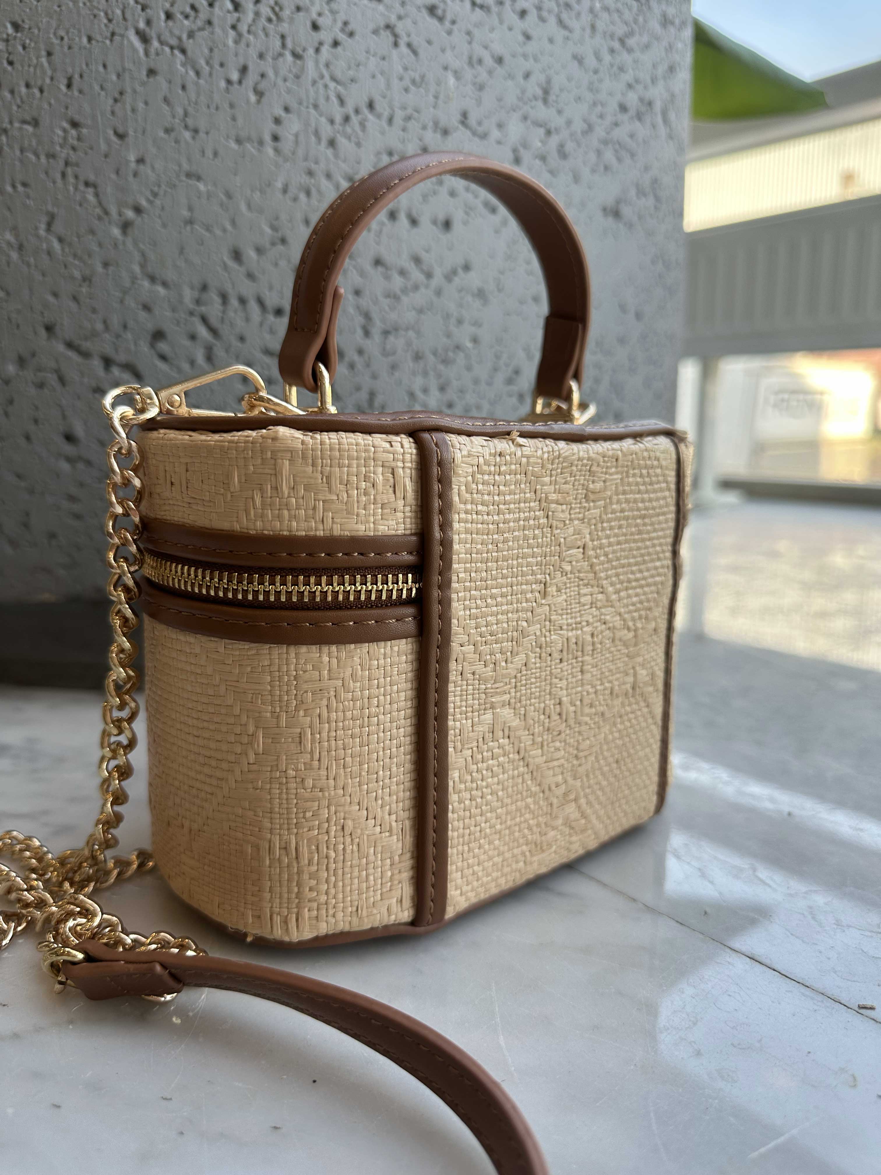 Ana - Sød håndtaske i flet med guldkæde